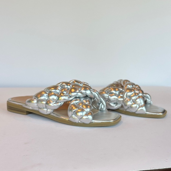 Shoes - NWOT Vionic Kalina in Silver. Size 8